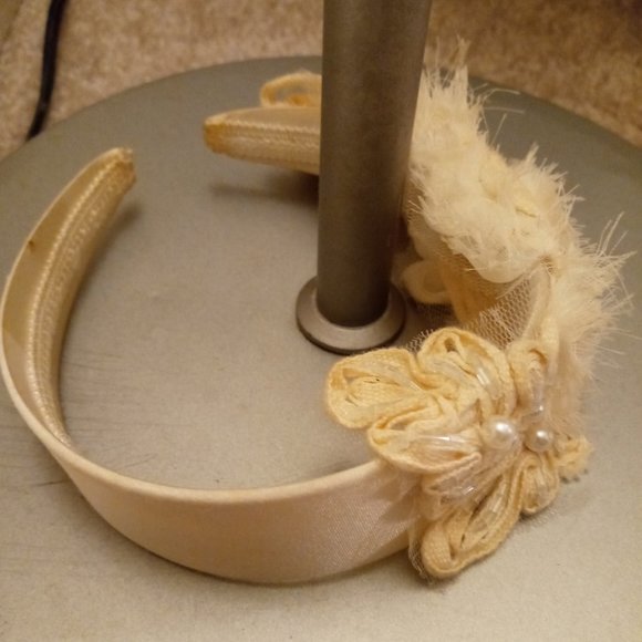 headband with flower applique - Picture 2 of 4